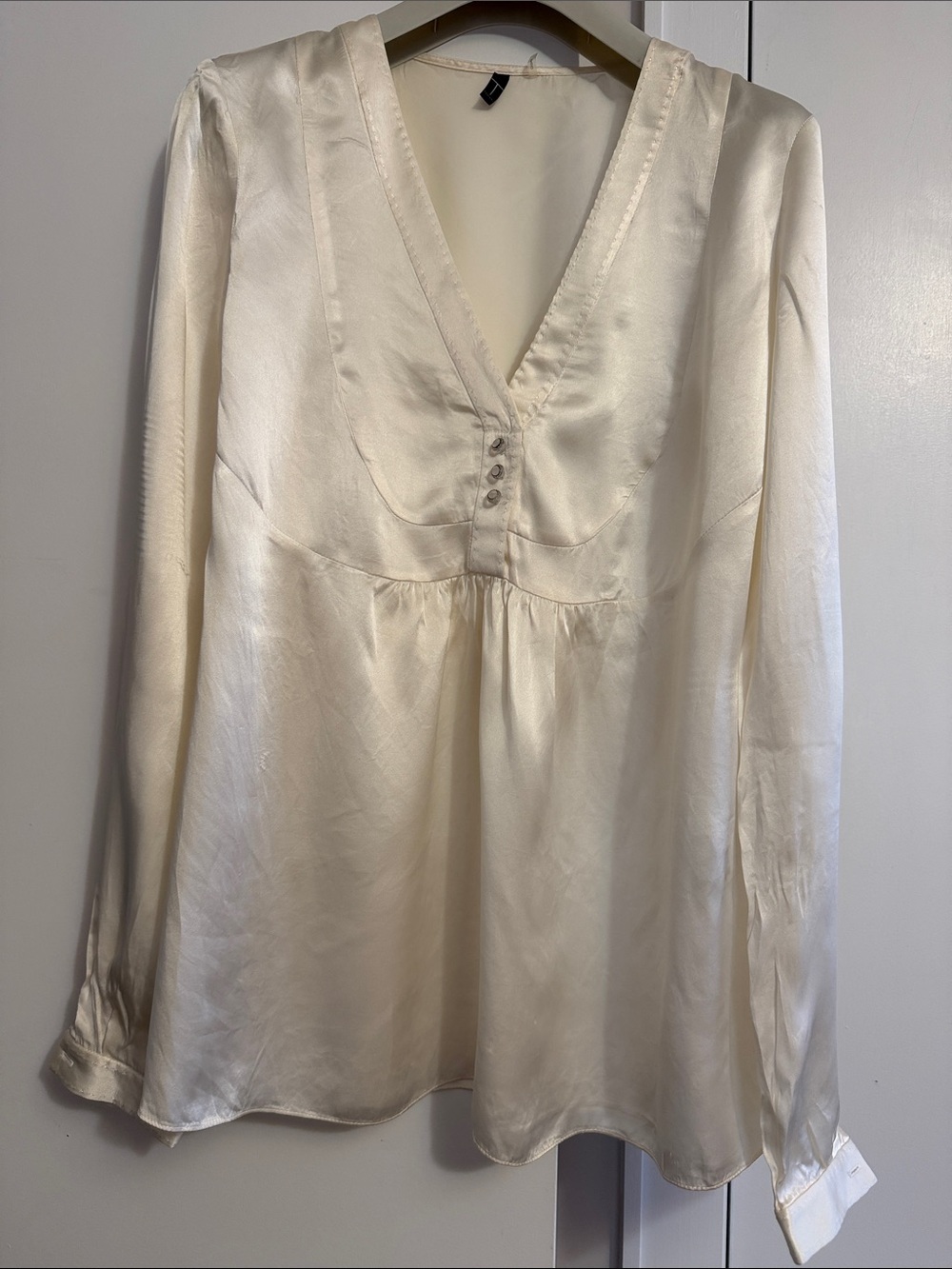 Tahari Cream Silk Blouse with V-Neck long sleeve women blouse Detail size S - Picture 2 of 7